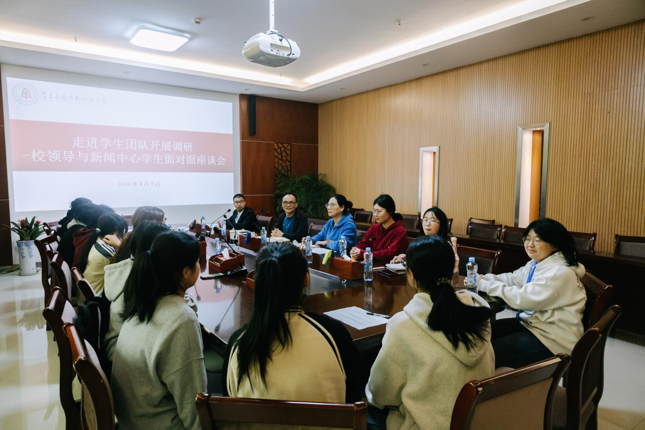 南昌应用技术师范学院校党委副书记蓝贤发与学生记者面对面座谈交流