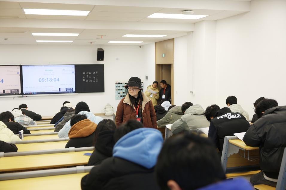 【中央广电总台国际在线】南昌应用技术师范学院校领导深入期末考场实地检查考务组织与考风建设